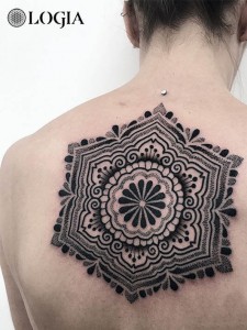 tatuaje-espalda-ornamental-andrea-scollo 